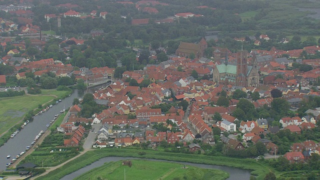 WS AERIAL ZI View with fog(雨不是很好的天气!)/ Ribe，丹麦视频素材