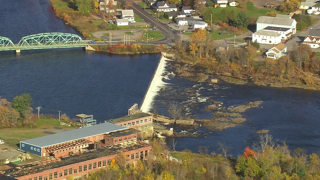 WS AERIAL ZI TS在Howland / Maine，美国小水坝的林地视图视频素材