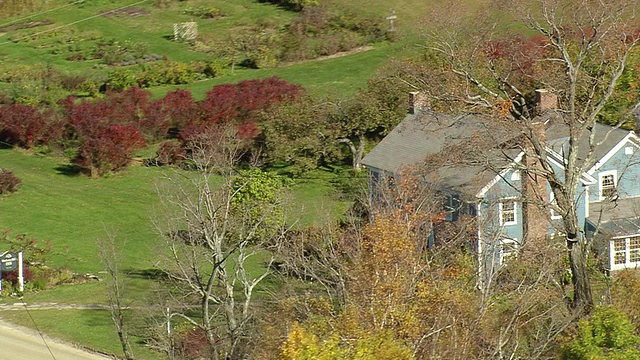 MS AERIAL ZI DS View of Blueberry Hill Inn surround by trees /佛蒙特州，美国视频素材