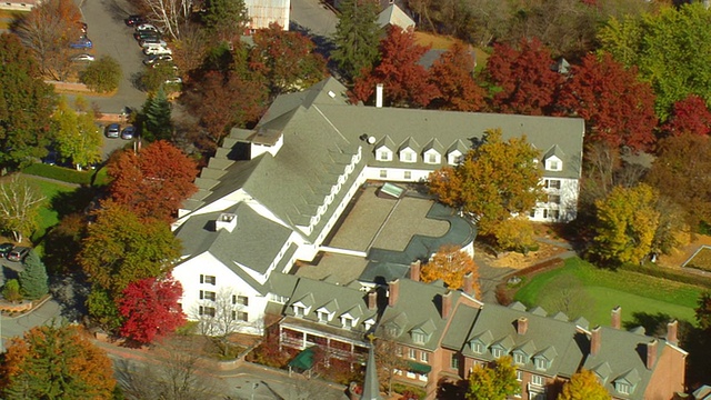 MS AERIAL ZI View Woodstock Inn and resort with autumn color tree /佛蒙特州，美国视频素材