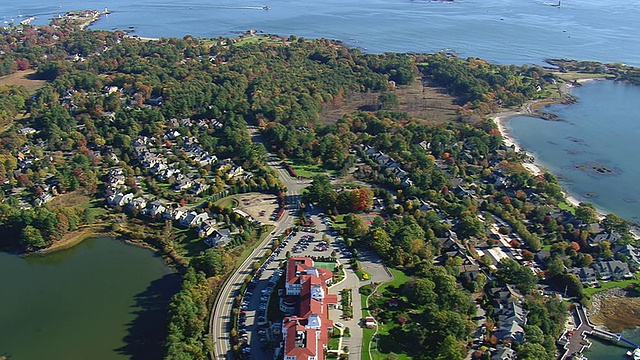 MS AERIAL PAN View of Wentworth by Sea Hotel with small island / New Hampshire，美国视频素材