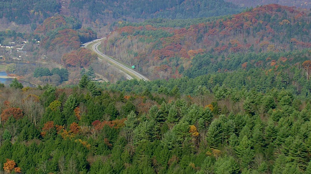 MS AERIAL ZI小湖岩石时代采石场/佛蒙特州，美国视频素材