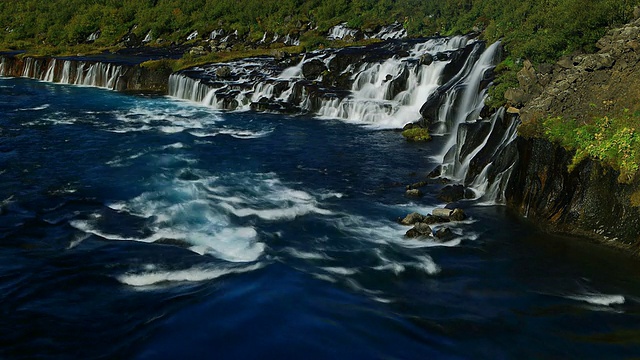 冰岛Hraunfossar瀑布的延时拍摄视频素材