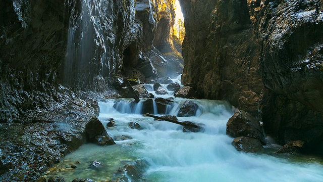 MS T/L河流穿过深山峡谷的照片“Partnachklamm”/ Garmisch Partenkirchen，德国Bavaria视频素材