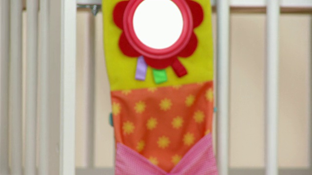高清:小女孩玩玩具视频素材画面3