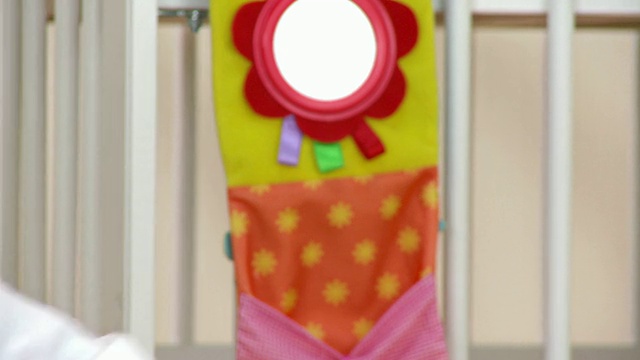 高清:小女孩玩玩具视频素材画面4
