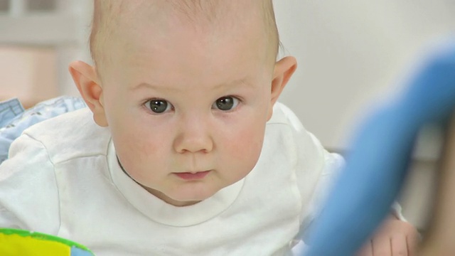 HD:快乐的幼童用腿踢视频素材画面1