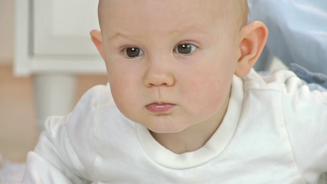 HD:快乐的幼童用腿踢视频素材画面2
