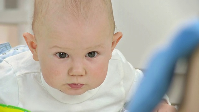 HD:快乐的幼童用腿踢视频素材画面3