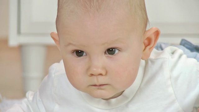 HD:快乐的幼童用腿踢视频素材画面4