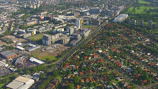 WS AERIAL ZI View of traffic on highway / Mascot，新南威尔士州，澳大利亚视频素材