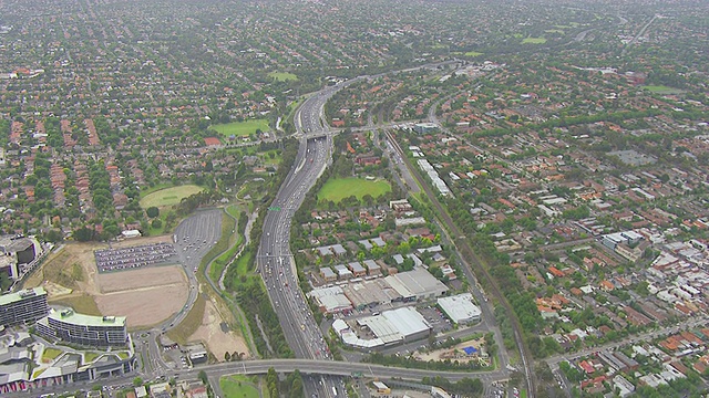 WS AERIAL ZI View traffic moving on high way /悉尼，新南威尔士，澳大利亚视频素材