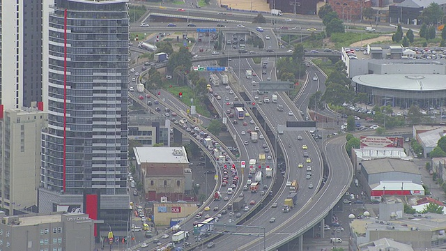 WS AERIAL ZI View of traffic moving on highway bridge /悉尼，新南威尔士州，澳大利亚视频素材