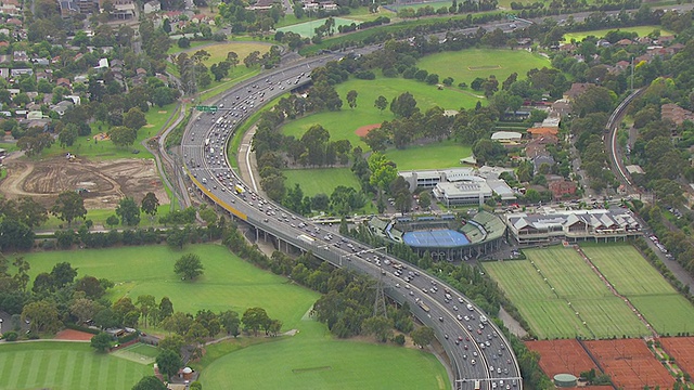 WS AERIAL ZI TS View of Traffic moving on bridge and cycling on street / Sydney, New South Wales, Australia .悉尼，新南威尔士，澳大利亚视频素材