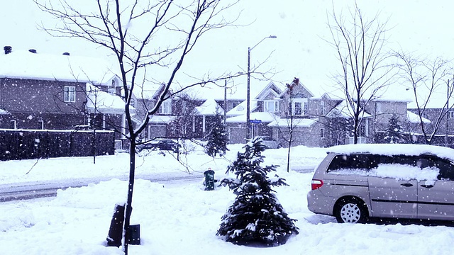 积雪的街道上。视频素材