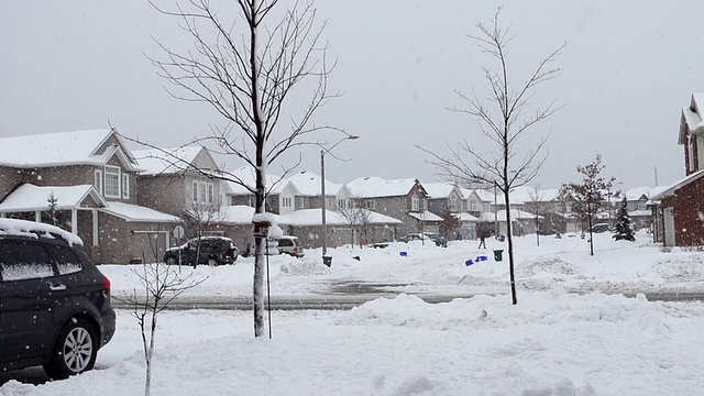 积雪的街道上。视频素材