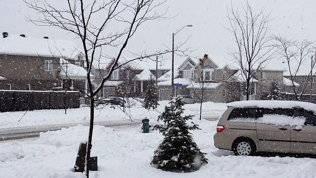 积雪的街道上。视频素材