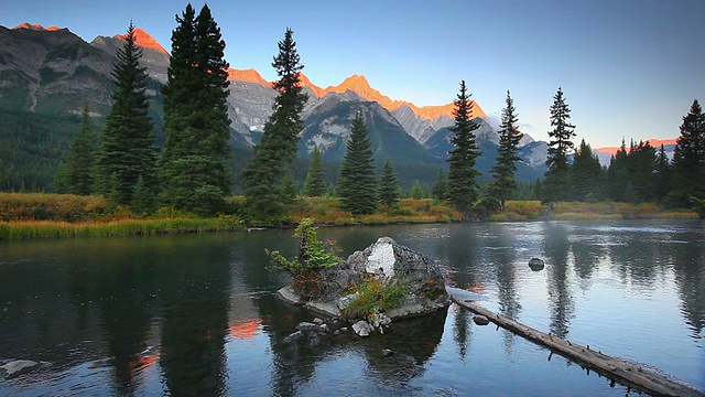 雾蒙蒙的山脉河流在加拿大落基山脉和高山辉光视频素材