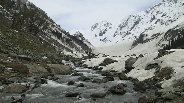 印度Sonmarg，查谟和克什米尔山脉之间的河流视频素材