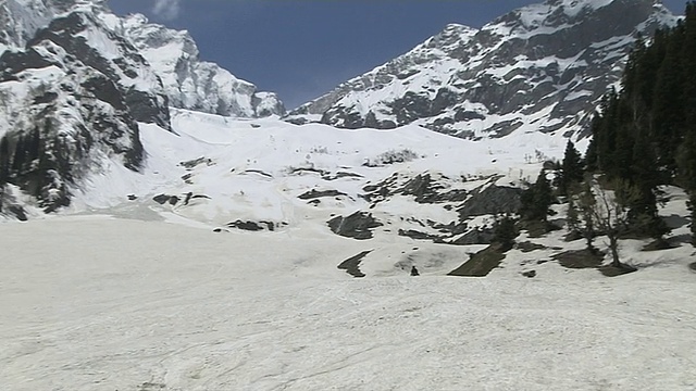 印度查谟和克什米尔Sonmarg的雪山被拉回来视频素材