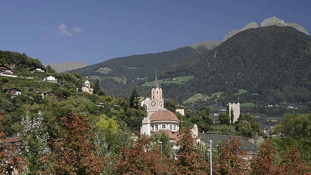 MS View to Merano and mountains / Merano，蒂罗尔，意大利视频素材