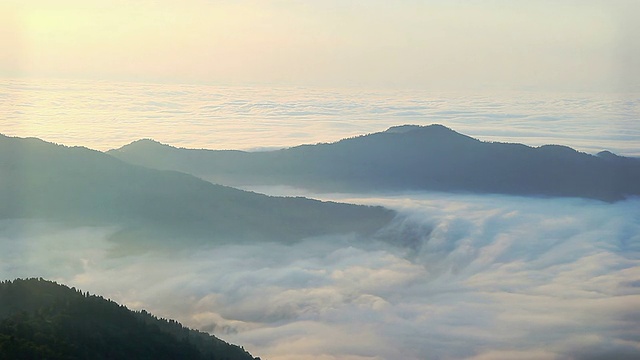 高清:云和山峰，上帝视频素材