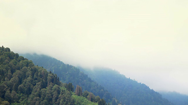 高清:云和山峰，上帝视频素材