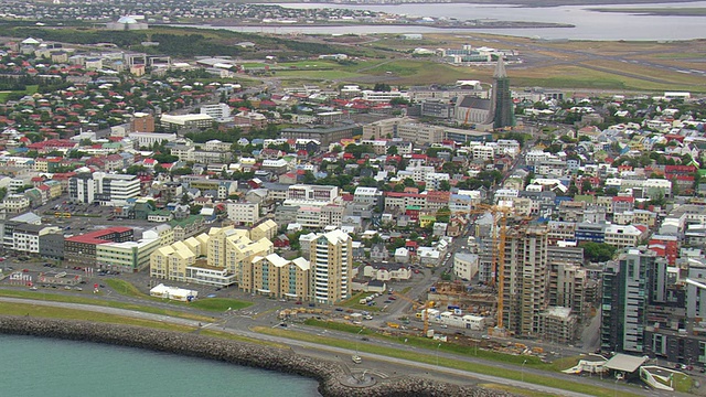 冰岛海湾附近城市景观的MS AERIAL ZO视图视频素材