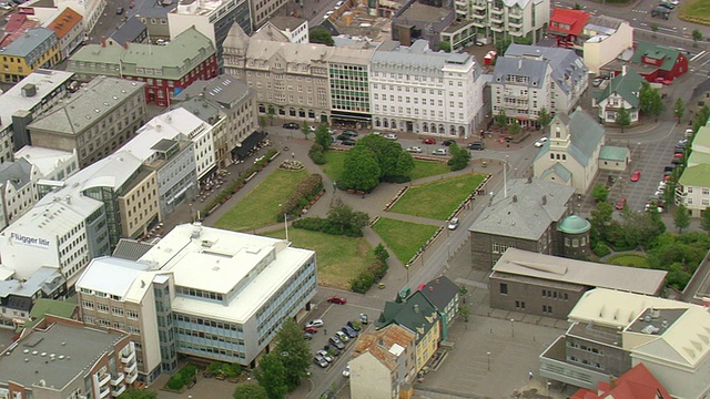 冰岛奥斯图沃勒广场(议会和路德大教堂)的MS航拍视频素材