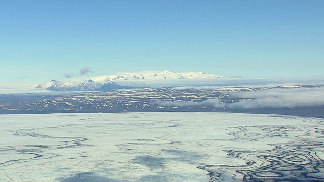 WS鸟瞰图雪山和景观与格里姆火山冰川和冰川特征/冰岛视频素材