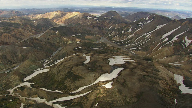 在landmanalaugur /冰岛雪山峡谷的WS鸟瞰图视频素材