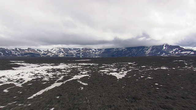 WS鸟瞰图的雪山和奥斯库瓦特湖/冰岛风景视频素材