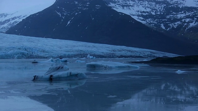 清晨，冰岛Fjallsjokull冰川和雪山在fjallssarlon冰川湖表面反射视频素材