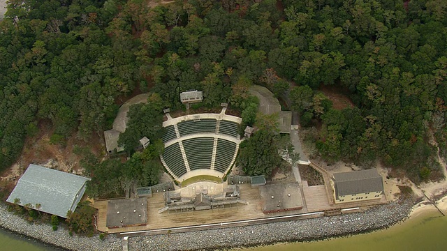 空礼堂，fort raleigh和roanoke花园鸟瞰图与湖/北卡罗来纳州，美国视频素材