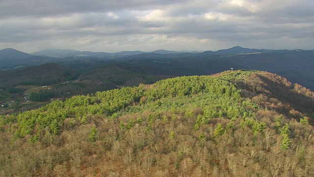 美国北卡罗来纳州Pisgah Nat森林和蓝岭公园路的WS鸟瞰图视频素材