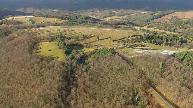 美国北卡罗来纳州Pisgah Nat森林和蓝岭公园路的WS AERIAL TU视图视频素材