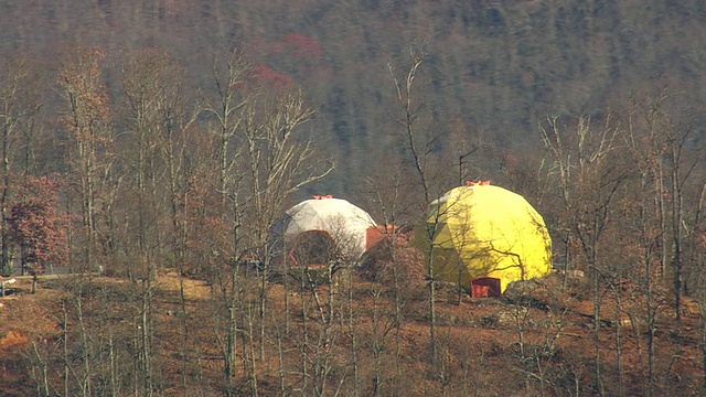 美国北卡罗来纳州山顶上的MS AERIAL Eco房屋视频素材