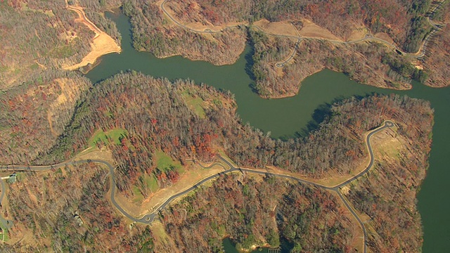 美国北卡罗来纳州公路和河流的WS鸟瞰图视频素材