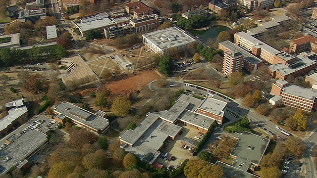 美国南卡罗莱纳克莱姆森大学附近城市地区的MS航拍视频素材