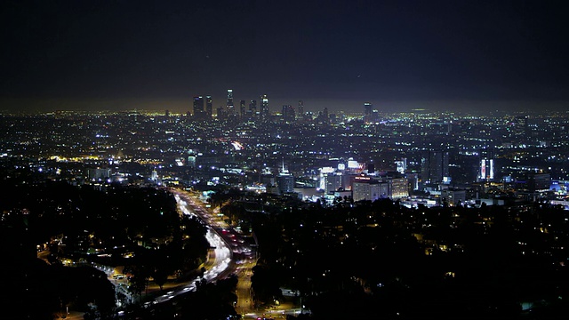 夜晚，广角，时光流逝，前景是好莱坞和101高速公路，远处是洛杉矶市中心视频素材