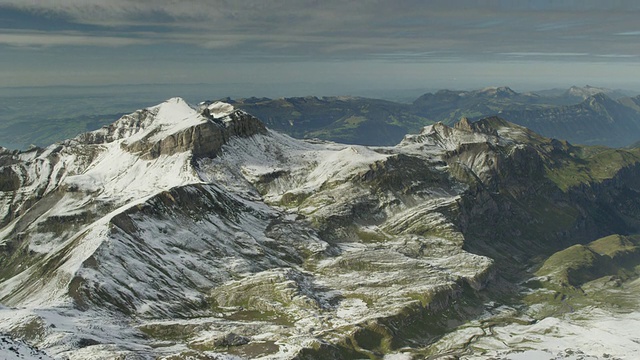 广角/高角度雪山/ Schilthorn Piz Gloria，伯尔尼，瑞士视频素材