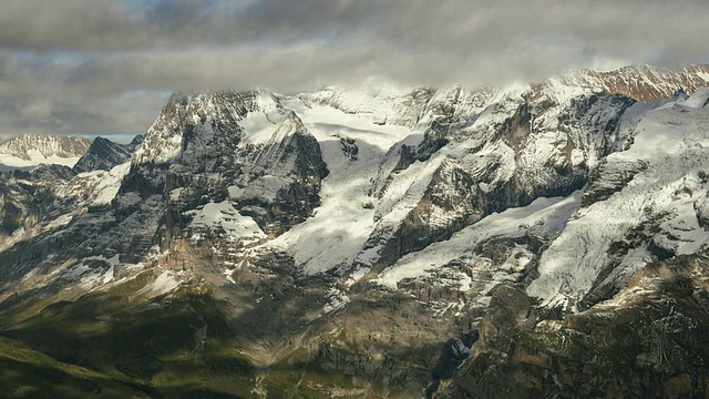 云和阴影在山脉上的时间流逝/ Schilthorn Piz Gloria，伯尔尼，瑞士视频素材