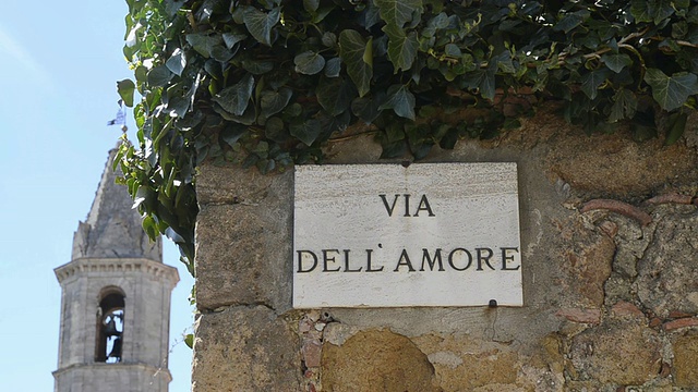 MS Shot Via dell Amore with Street sign / Pienza，意大利托斯卡纳视频素材