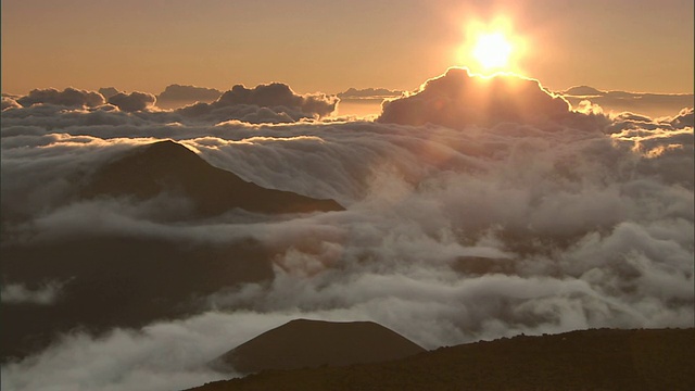 极端长镜头静态-太阳升起在云层和哈雷阿卡拉国家公园火山口。美国夏威夷/视频素材