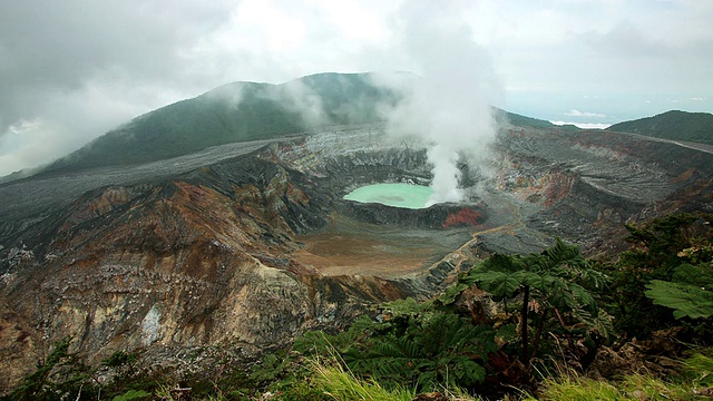 哥斯达黎加圣何塞poas火山/ poas火山口喷气孔活动的观点视频素材