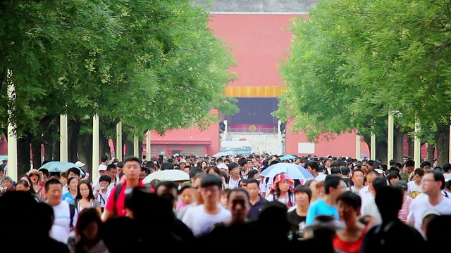 中国北京天安门广场拱门下的人群视频素材画面1