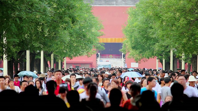 中国北京天安门广场拱门下的人群视频素材画面2