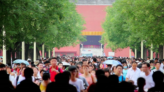 中国北京天安门广场拱门下的人群视频素材画面3