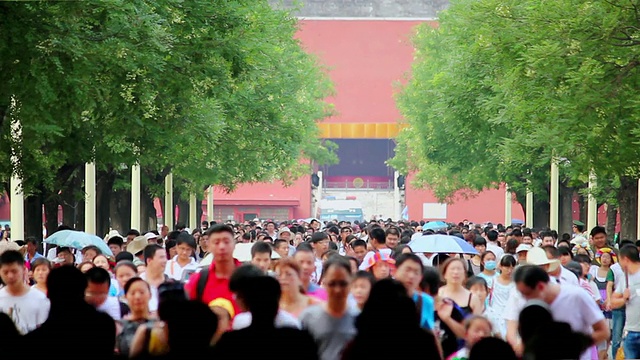 中国北京天安门广场拱门下的人群视频素材画面4