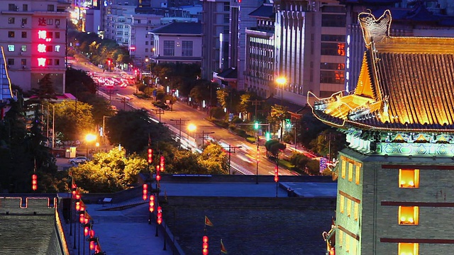 WS T/L HA View of Traffic on street and north gate of Xian city wall /西安，陕西，中国视频素材